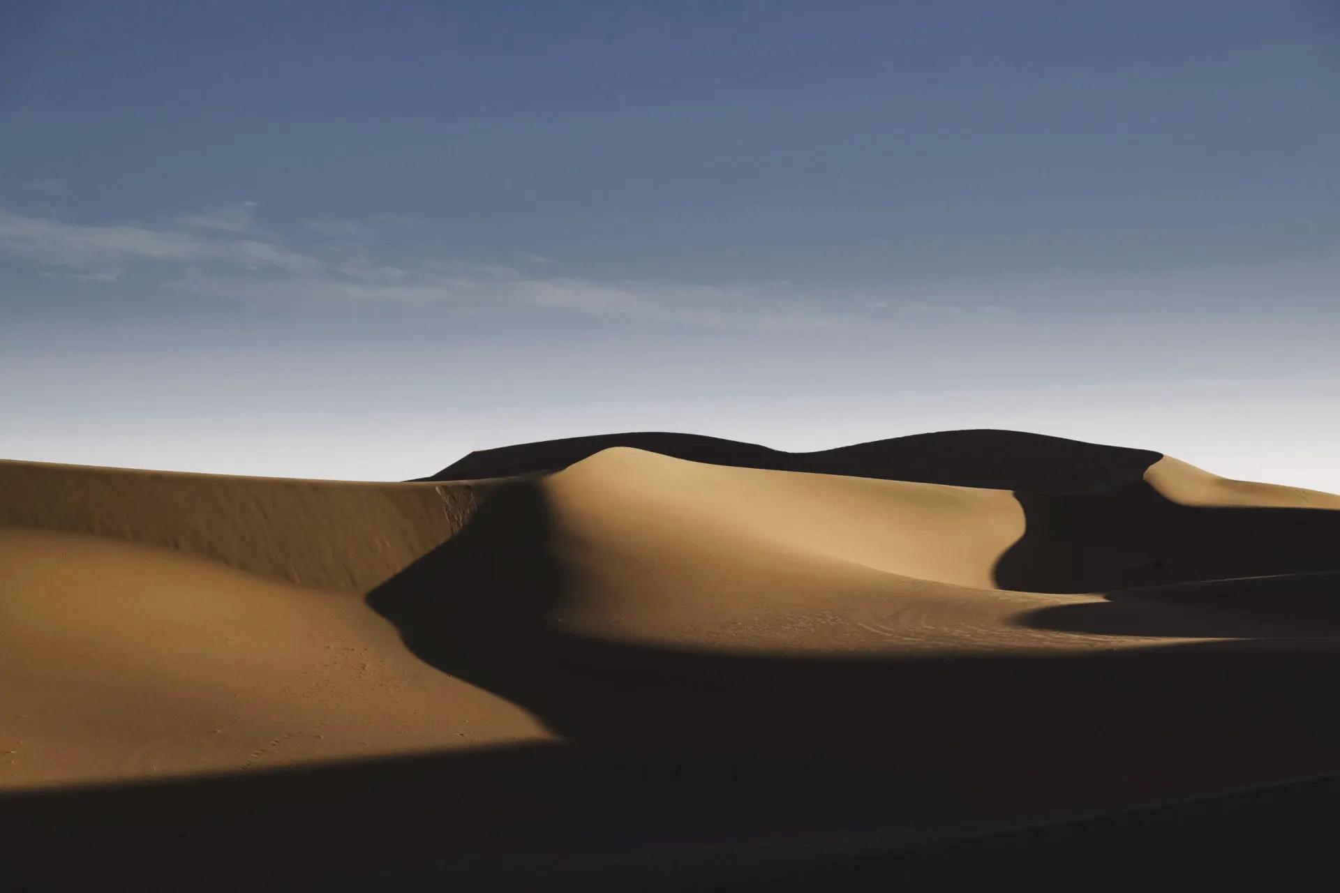Lumière du matin sur les dunes du désert de M'Hamid El Ghizlane