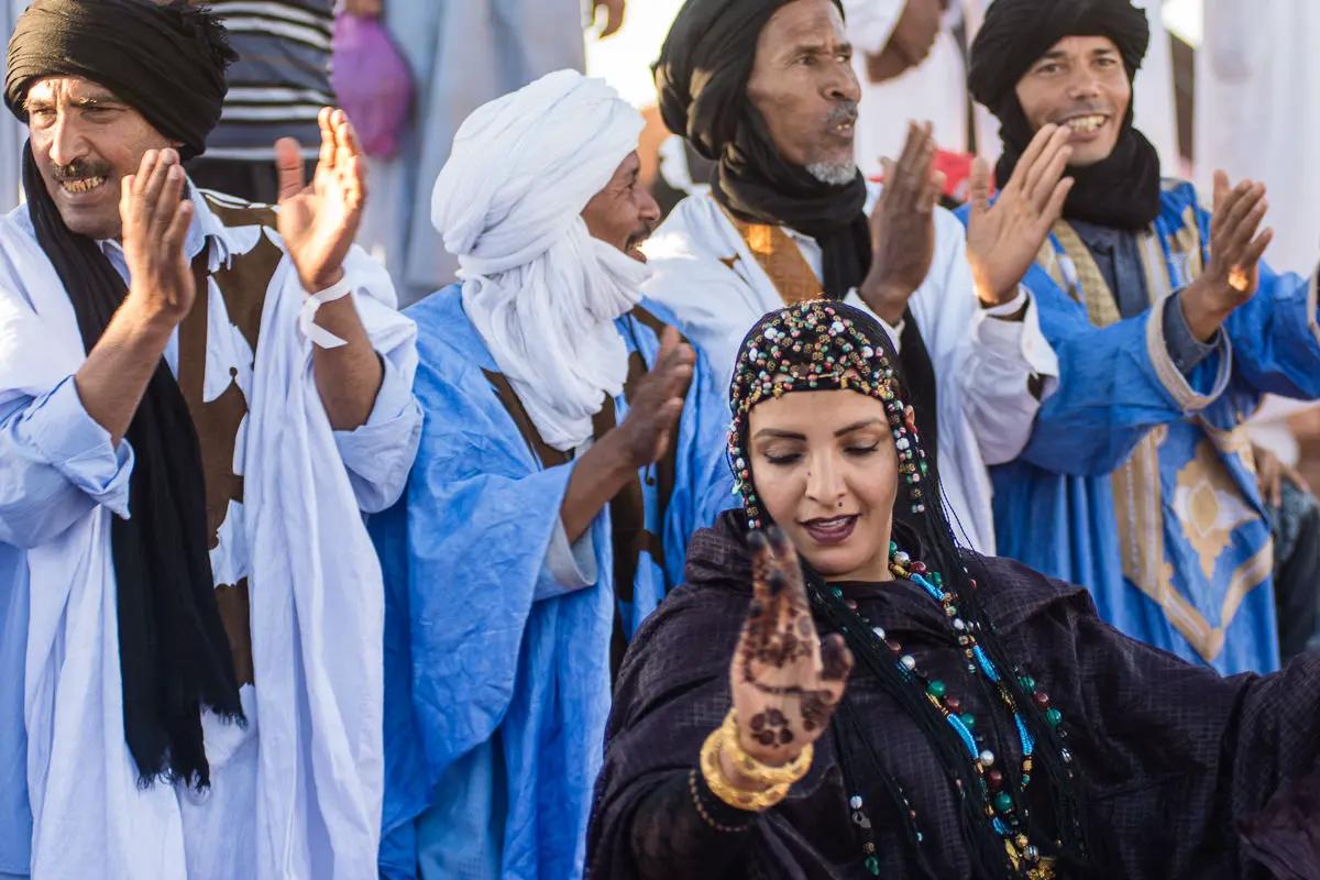 Musiciens et danseuse en habits traditionnels lors d'une cérémonie Ahidous à M'Hamid
